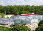 Blick auf das neue Großbeerener Großphytotron, bestehend aus dem Gaswechselgewächshaus
(rechts), Gefäßversuchsanlage (links) und Klimakammergebäude,
das durch das Gaswechselgewächshaus verdeckt wird.