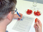 Ein Teilnehmer eines Verkostungspanels bei sensorischen Untersuchungen von Tomatensorten.