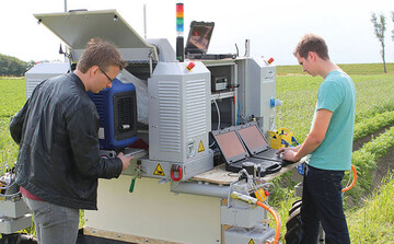 Doktorand Florian J. Knoll (l.) und Masterstudent Tim Holtorf (r.) bei der Programmierung per Tastatur.
Ab 2017 soll der Feldroboter BoniRob fr die Beikrautbekmpfung eingesetzt werden.