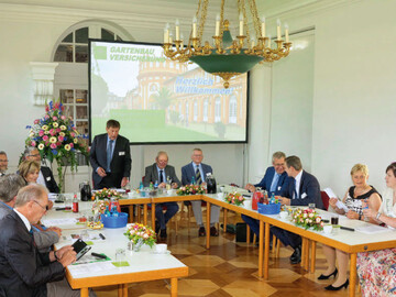 Die Mitgliedervertreter-Versammlung der Gartenbau-Versicherung VVaG fand zum ersten Mal im altehrwrdigen Biebricher Schloss in Wiesbaden statt. Mit dabei war die deutsche Blumenfee Alexandra Berchtenbreiter (r.).