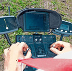 Mit dieser am Körper getragenen
Fernsteuerung wird die Drohne
in Position gebracht.