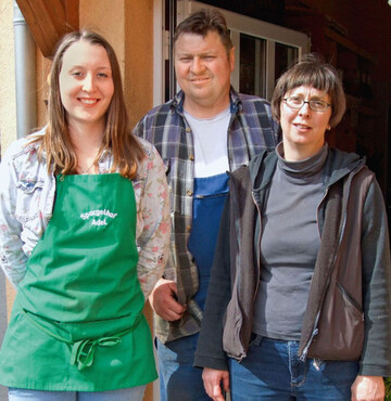 Vor circa dreiig Jahren begann Familie Adel mit der Spargelanbau fr die
eigene Kche. Inzwischen wird das Edelgemse auf 12 ha produziert. (v.l.n.r.):
Miriam, Herbert und Lisbeth Adel.