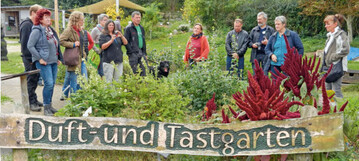 Ein Besuch des Duft- und Tastgartens
in Papendorf ist empfehlenswert fr
Menschen, die sich fr Arznei- und
Gewrzpflanzen interessieren.