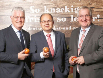 (v.l.n.r.): Karl Voges, stellvertretender Vorsitzender der Bundesvereinigung
der Erzeugerorganisationen Obst und
Gemüse e.V., Christian Schmidt, Bundesminister für Ernährung
und Landwirtschaft, Jens Stechmann, BOG-Vorsitzender