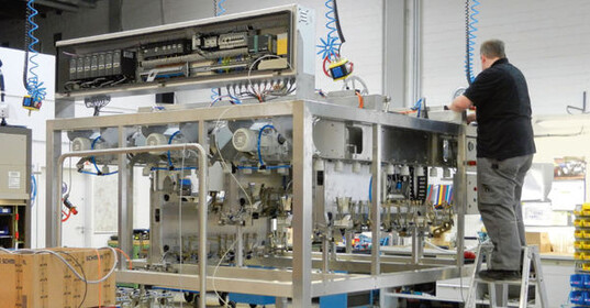 Am Firmenstandort Rheda-Wiedenbrück wird an einer neuen Großmaschine von Hepro, die Industrieschälmaschine
HSM-9000, gearbeitet.