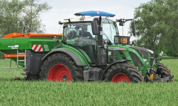 Agricon zeigte den Yara N-Sensor, der als blauer Balken ber der Taktorkabine
zu erkennen ist und beidseitig seitlich schrg den N-Gehalt im Bestand misst.