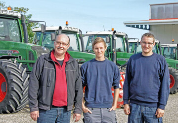 Johann Appel (l.), Johannes Appel
(Mitte) und Alexander Wunder (r.):
Falls die Zugmaschine nicht exakt
die Spur hlt, kann der ebenfalls
GPS-gesteuerte Verschieberahmen fr
Anbaugerte das ausgleichen.