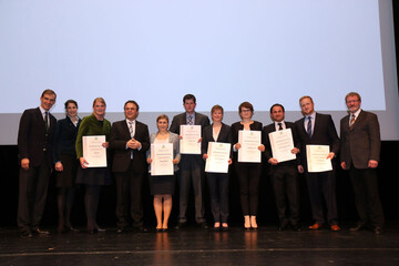 Die Internationalen DLG-Preise 2014 wurden im Beisein von Bundeslandwirtschaftsminister Dr. Hans-Peter Friedrich (4.v.l.) von DLG-Prsident Carl-Albrecht Bartmer (l.) und Franziska Bennecke (2.v.l.), Vorsitzende der Jungen DLG, sowie Helmut Bleckwenn (r.), Vorsitzender der Auswahlkommission, im Rahmen der DLG-Wintertagung in Mnchen bergeben. 