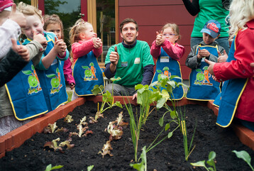 180.000 Kindergartenkinder bauen deutschlandweit Gemse in Hochbeeten der EDEKA Stiftung an.