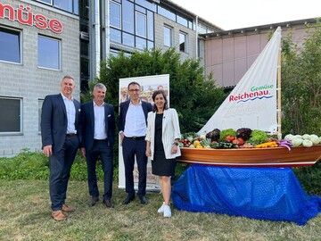 Von links: Reichenau-Gemse Geschftsfhrer Johannes Bliestle und der stellvertretende Geschftsfhrer Christian Mller, Bundesminister Cem zdemir und Nese Erikli, MdL.