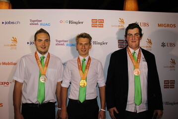Freuten sich ber die Platzierungen: 1. Platz: Yannick Etter aus Ried b. Kerzers (Mitte), 2. Platz: Filip Luginbhl aus Kirchdorf BE (links), 3. Platz: Kevin Schwab aus Ins (rechts).