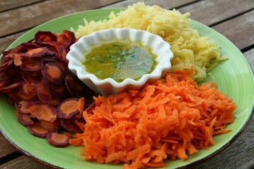 Farbige Mhrenwelt: Bei den Mhren gibt es gelbe, weie, rote und violette Sorten. Violette Mhren haben sogar noch eine Besonderheit: Sie sind entweder komplett durchgefrbt oder besitzen einen orangen Kern. Auch als Rohkost was frs Auge! 