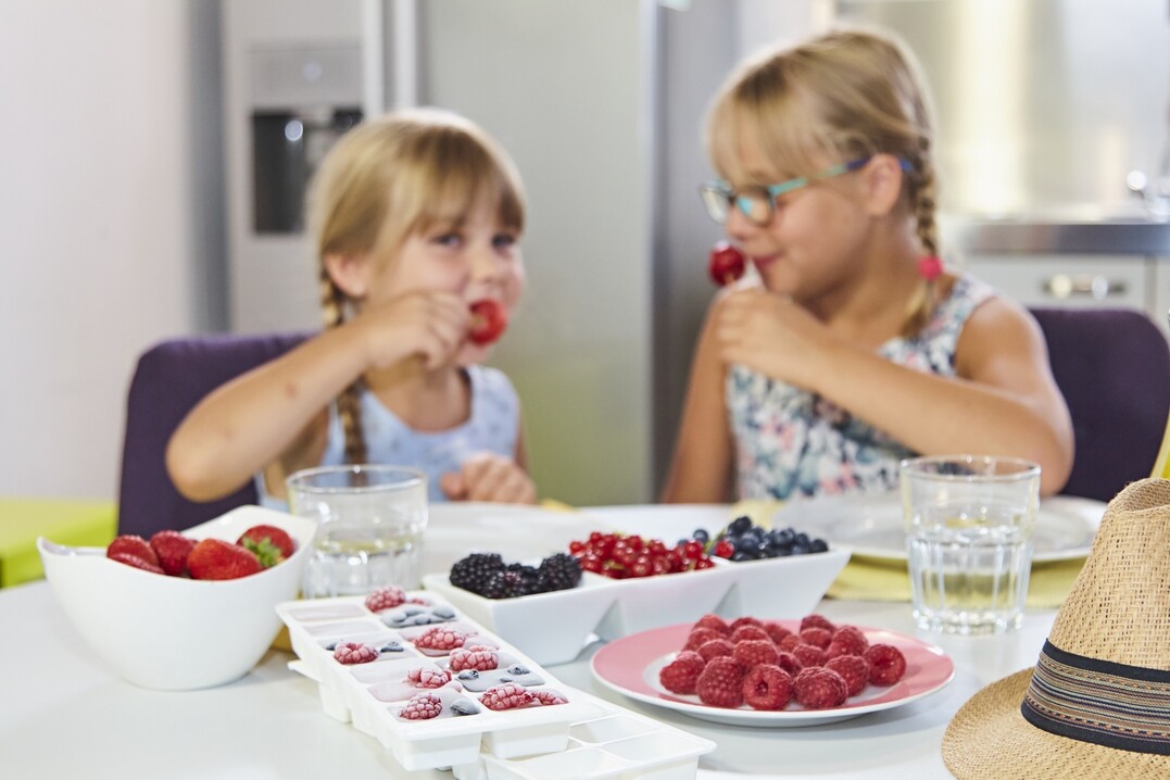 So schmeckt der Sommer: Beeren sind eine beliebte und gesunde Nascherei, nicht nur für Kinder. Deutsche Obstanbauer sorgen dafür, dass die Kunden über einen langen Zeitraum frische Früchte genießen können.