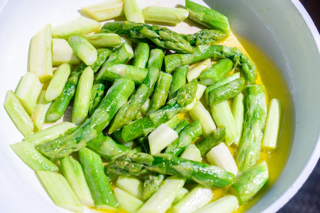 Schnell zubereitet, gesund und lecker: Gebratener grün-weißer Spargel.