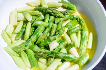 Schnell zubereitet, gesund und lecker: Gebratener grn-weier Spargel. 