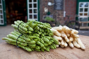Am besten frisch vom Produzenten: Viele deutsche Anbauer bieten neben traditionellen Bleichspargel auch die grne Variante an. 