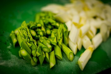 Ob in Grn oder Wei: Frischer Spargel aus deutschem Anbau lsst sich vielfltig zubereiten, unter anderem mediterran als Salat oder asiatisch.