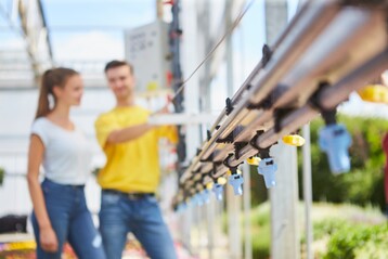 Moderne Technik statt Strohhut und Giekanne: Pflanzroboter, automatische Bewsserungsanlagen & Co. nehmen Grtner:innen heute viel Arbeit ab.