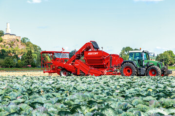Seit 2019 werden die vormals blauen Maschinen im typischen Grimme-Rot lackiert.