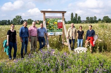 Mit dem kosystem-Baukasten wollen die Naturforscher und Vertreter von Pfalzmarkt eG im Projektteam gemeinsam noch viel bewegen. Bei Pfalzmarkt schafft Artenvielfalt starten sie zur Exkursion auf die rund ein Hektar groe Artenschutzflche in Mutterstadt. Hier wurde Anfang Mai die Grubenhummel vom Wildbienen-Experten Ronald Burger wiederentdeckt. 