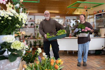 Klaus Lewinsohn und Klaus Gttig (v. l.) bringen das frische Bio-Gemse direkt vom Beet in den Grtnerei-Laden. 