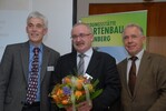 Regierungsdirektor Andreas Heym vom Bundesministerium für Ernährung, Landwirtschaft und Verbraucherschutz (Mitte), verdeutlichte auf dem Grünberger Bildungsforum 2012 die gesetzlichen Rahmenbedingungen für die Berufsbildung und ging besonders auf die gärtne-rische Ausbildungsverordnung ein. ZVG-Präsident Herker (rechts) und der Leiter der Bil-dungsstätte Gartenbau, Matthias Hub, dankten zum Ende der Veranstaltung mit einem Blu-menstrauß.