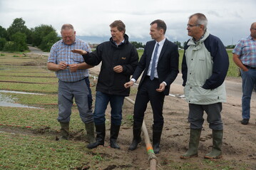 (v.l.n.r.) Gemseerzeuger Martin Steig, der Vorsitzende der Bauern- und Winzerverbands Rheinland-Pfalz (BWV) Eberhard Hartelt, der neue pflzische Landwirtschaftsminister Dr. Volker Wissing und Hermann Reber, Fachgruppe Gemsebau, informierten sie am Montag, 30. Mai 2016, ber die verheerenden Ausmae von Hochwasserschden durch Starkregen und in einigen Regionen zustzlich durch Hagel.