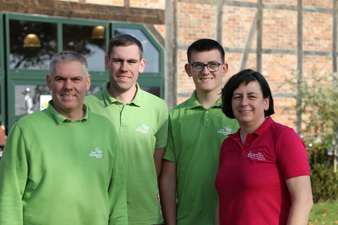 Familie Wiedemann bietet im
eigenen Hofladen ein groes
Frischesortiment aus eigenem
Anbau an. Familie Wiedemann
bietet im eigenen Hofladen
ein groes Frischesortiment
aus eigenem Anbau an.  