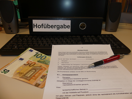 Beim Evangelischen Bauernwerk in Wrttemberg knnen die beiden Broschren "Hofbergabe" und "Hof ohne Nachfolge" bestellt werden. <br>
