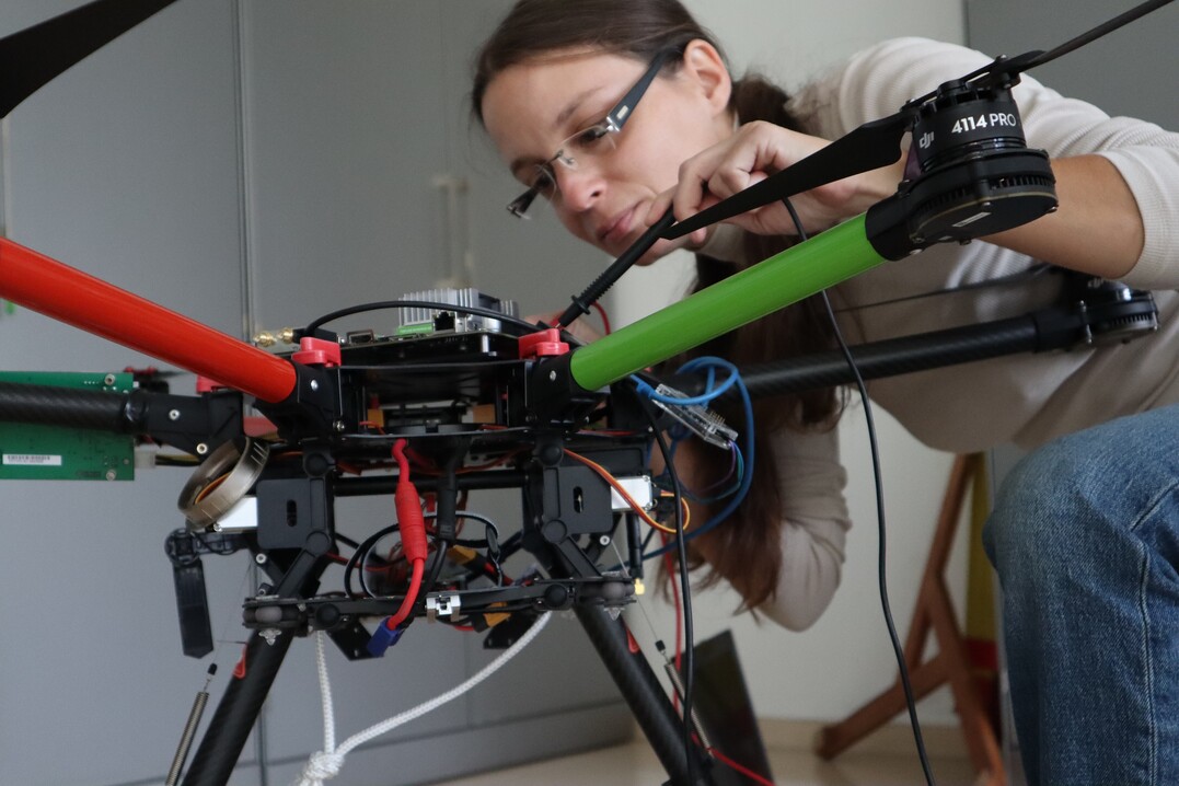 Eine intelligente Drohne soll Spinnmilben im Gewächshaus erkennen.
