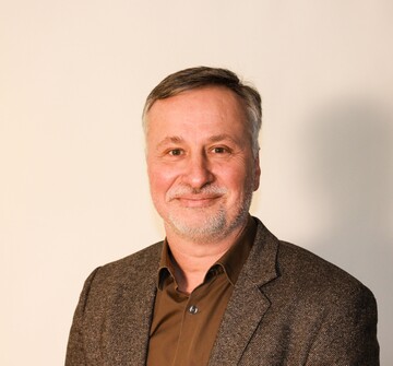 Prof. Dr. Andreas Ulbrich ist seit ber zehn Jahren an der HS Osnabrck und leitet neben der Lehre unter anderem die AG Growing Knowledge. Diese beschftigt sich mit neuen Agrarsystemen und neuen Kulturrumen im urbanen Raum unter Beachtung der spezifischen Produktarten und Qualitten. 