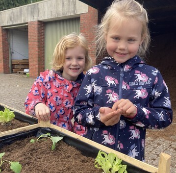 So sehen stolze Nachwuchsgrtnerinnen aus: Ida und Melina mit ihren selbstgestalteten Gemsekisten beim Workshop Werde Grtnerheld/in! der Landwirtschaftskammer Niedersachsen in Bad Zwischenahn-Rostrup.