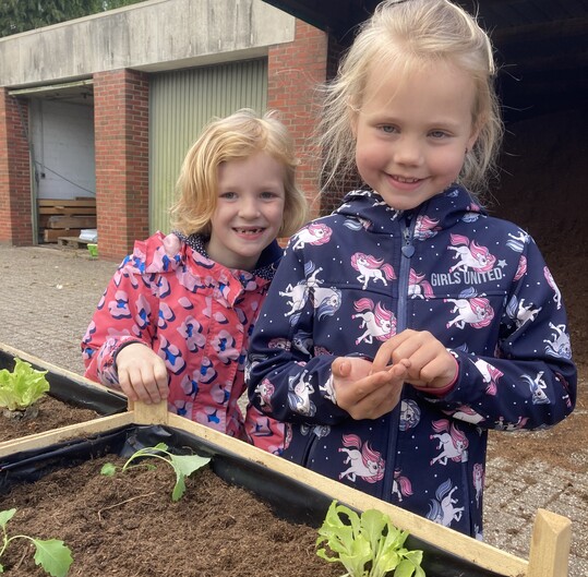So sehen stolze Nachwuchsgrtnerinnen aus: Ida und Melina mit ihren selbstgestalteten Gemsekisten beim Workshop Werde Grtnerheld/in! der Landwirtschaftskammer Niedersachsen in Bad Zwischenahn-Rostrup.