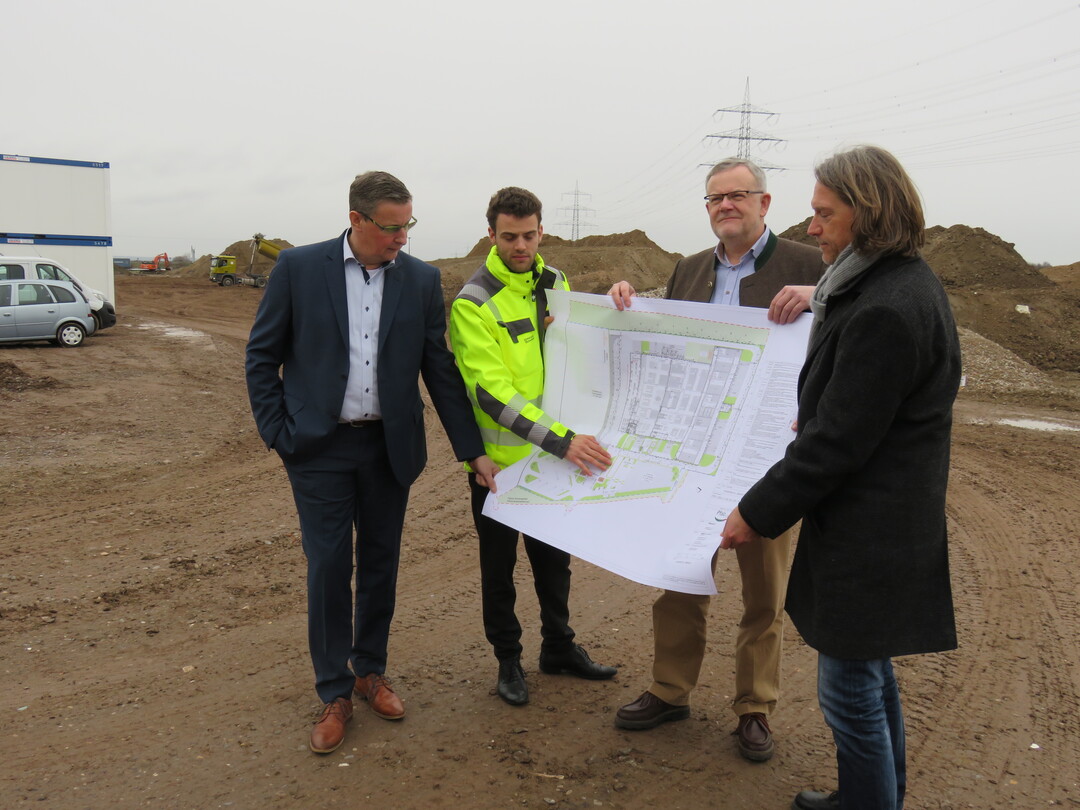 Offizieller Baustart fr die Standorterweiterung des Pfalzmarkts in Mutterstadt. Die Erdbauarbeiten haben begonnen. V. l.; Reinhard Oerther, Vorstand Logistik des Pfalzmarkts, Adrian Chapron von Drees & Sommer, zustndig fr Planung und Projekmanagement, Hans-Jrg Friedrich, Vorstand Verwaltung des Pfalzmarkts, und Christian Deyerling, Vorsitzender des Pfalzmarkt-Aufsichtsrats.