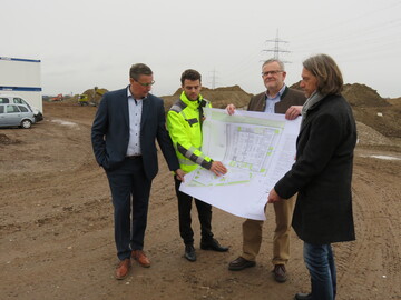 Offizieller Baustart fr die Standorterweiterung des Pfalzmarkts in Mutterstadt. Die Erdbauarbeiten haben begonnen. V. l.; Reinhard Oerther, Vorstand Logistik des Pfalzmarkts, Adrian Chapron von Drees & Sommer, zustndig fr Planung und Projekmanagement, Hans-Jrg Friedrich, Vorstand Verwaltung des Pfalzmarkts, und Christian Deyerling, Vorsitzender des Pfalzmarkt-Aufsichtsrats.