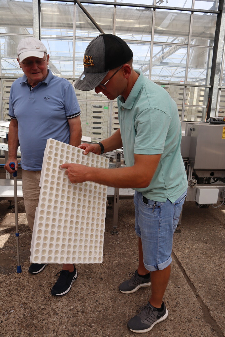 Achim Gernert (vorne) und sein Vater mit den Trays und der Limex-Kistenwaschanlage