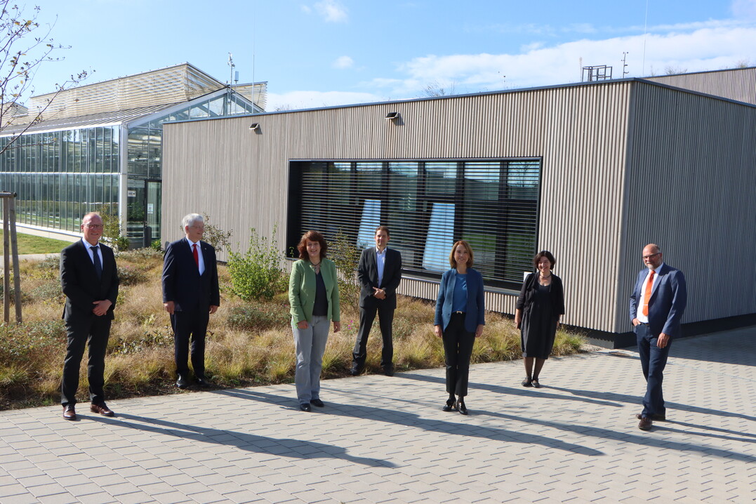   Vor dem neuen Hohenheimer Phytotechnikum mit seinem Bro- und Arbeitstrakt von links: Thomas Fuhrmann (Brgermeister Referat Wirtschaft, Finanzen und Beteiligungen in Stuttgart), Prof. Dr. Stephan Dabbert (Rektor Universitt Hohenheim), Gisela Splett (Finanzstaatssekretrin), Dr. Felix Streiter (Geschftsfhrer der Carl-Zeiss-Stiftung), Petra Olschowski (Wissenschaftsstaatssekretrin), Carmen Zinnecker-Busch (Leiterin des Universittsbauamtes Stuttgart und Hohenheim), Stefan Rhle (Leiter der Serviceeinheit Hohenheimer Gewchshuser).