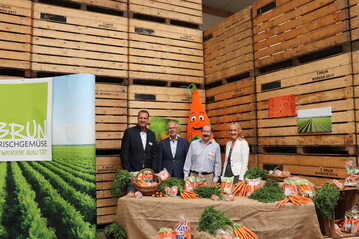 Beim Mhren-Saisonstart auf dem Hof von Tobias Brun: Betriebsinhaber Tobias Brun, der Geschftsfhrer der Landwirtschaftskammer Borken Dr. Peter Epkenhans, Max, die Mhre, Marktanalyst Dr. Hans-Christoph Behr sowie Borkens Brgermeisterin Mechtild Schulze Hessing.