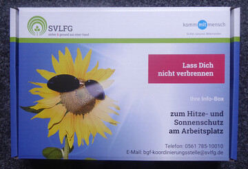 Die kostenlose UV- und Hitzeschutzbox der SVLFG hilft Unternehmen bei der Mitarbeiterunterweisung.