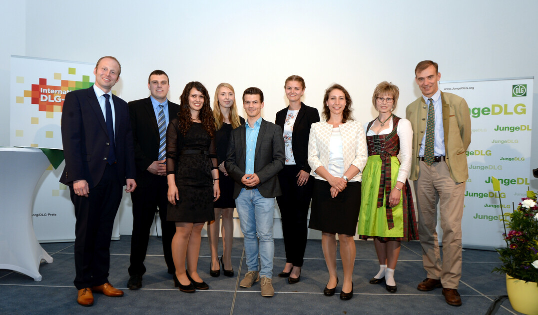 DLG-Prsident Carl-Albrecht Bartmer (r.) und Stefan Teepker (l.), Vorsitzender der Auswahlkommission, haben die Internationalen DLG-Preise 2017 verliehen. Nicht auf dem Foto ist Veronika Maria Schmlz, die per Videobotschaft nach Ecuador mit dem Preis ausgezeichnet wurde.