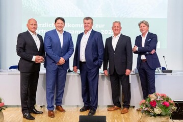 v.l.: Dirk Bader (Vorstand Landgard eG), Carsten Bnig (Vorstand Landgard eG), Bert Schmitz (Aufsichtsratsvorsitzender Landgard eG), Willi Andree (stellvertretender Aufsichtsratsvorsitzender Landgard eG) und Robert Sauer (Vorstand Landgard eG).