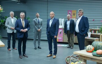 v.l.: Karl Voges (Vorstand Landgard eG), Jrgen Mertz (Prsident ZVG), Bertram Fleischer (Generalsekretr ZVG), Dirk Bader (Vorstand Landgard eG), Willi Andree (Stellv. Vorsitzender Aufsichtsrat Landgard eG) und Bert Schmitz (Vorsitzender Aufsichtsrat Landgard eG)