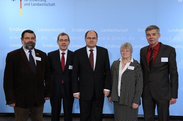 Beim Abschlusskongress des Modellvorhabens LandZukunft empfing Bundesminister Christian Schmidt (M.) die Landrte der vier Modellregionen, (von links) Dietmar Schulze aus der Uckermark, Dr. Jrn Klimant aus Dithmarschen, Angela Schrzeberg aus Holzminden und Dr. Matthias Schneider aus Birkenfeld.