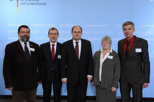 Beim Abschlusskongress des Modellvorhabens LandZukunft empfing Bundesminister Christian Schmidt (M.) die Landrte der vier Modellregionen, (von links) Dietmar Schulze aus der Uckermark, Dr. Jrn Klimant aus Dithmarschen, Angela Schrzeberg aus Holzminden und Dr. Matthias Schneider aus Birkenfeld.