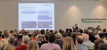 Laura Jans-Wenstrup, Fachreferentin der Landwirtschaftskammer Niedersachsen fr Betriebswirtschaft, erluterte in ihrem Vortrag wichtige Neuerungen der Gemeinsamen Agrarpolitik.