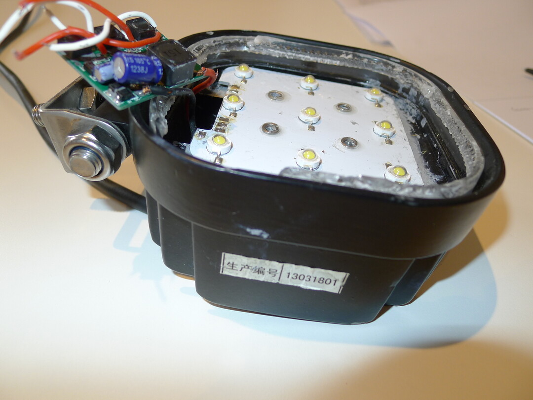 Bild 2_Vergleich zweier LED-Arbeitsscheinwerfer aus Fernost (2) und vom Markenhersteller (3). Beim preisgnstigen Asienimport sucht man eine hochwertige Steuerungselektronik und Reflektortechnologie vergebens.