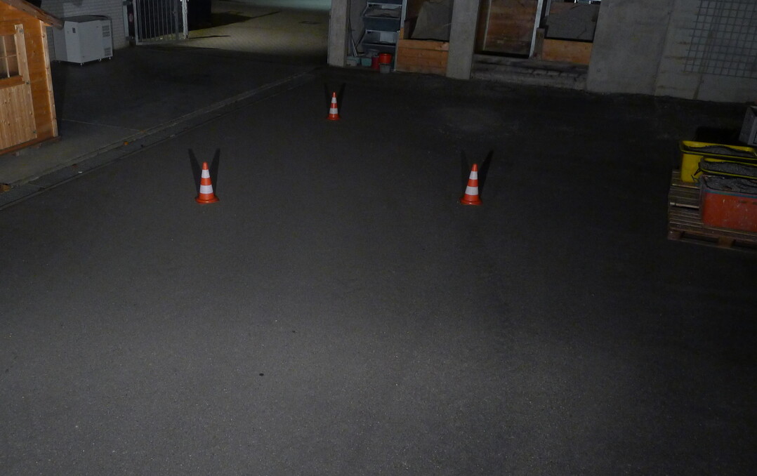 Bild 4. Die Bilderreihe wurde aus der Kabine heraus aufgenommen und zeigt die relativen Unterschiede bei der Ausleuchtung der verschiedenen Scheinwerfer in der Reihenfolge 4 Halogen-Licht, 5 Sailun Arbeitsstrahler und 6 Hella Power Beam.