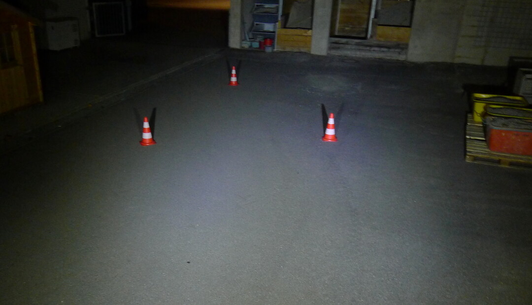 Bild 5 Die Bilderreihe wurde aus der Kabine heraus aufgenommen und zeigt die relativen Unterschiede bei der Ausleuchtung der verschiedenen Scheinwerfer in der Reihenfolge 4 Halogen-Licht, 5 Sailun Arbeitsstrahler und 6 Hella Power Beam.