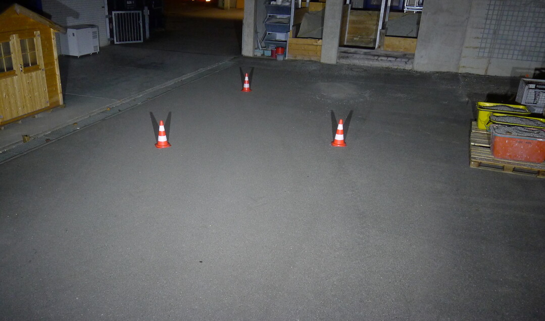 Bild 6 Die Bilderreihe wurde aus der Kabine heraus aufgenommen und zeigt die relativen Unterschiede bei der Ausleuchtung der verschiedenen Scheinwerfer in der Reihenfolge 4 Halogen-Licht, 5 Sailun Arbeitsstrahler und 6 Hella Power Beam.
