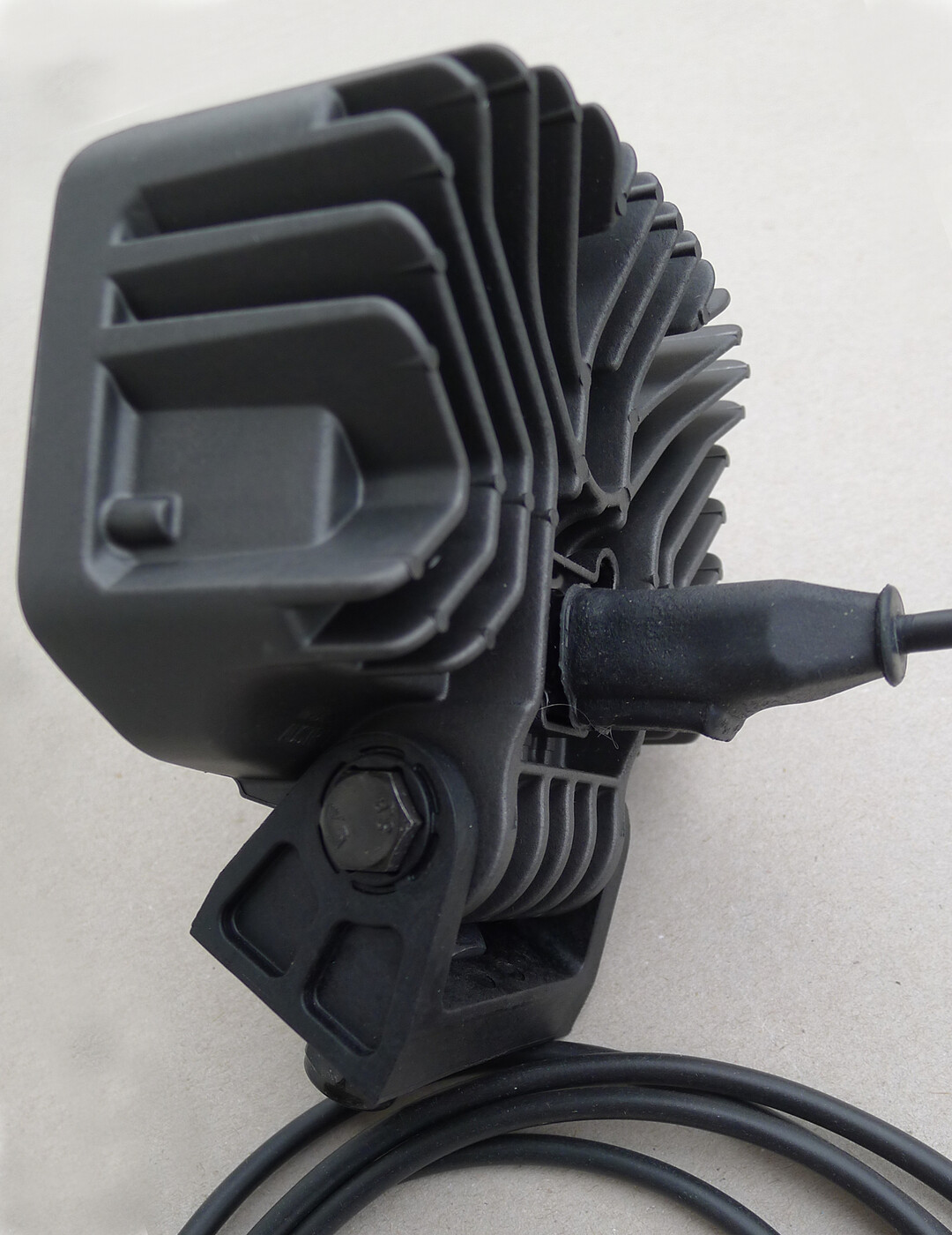 Das Kabel fr die Spannungsversorgung wird beim Power Beam mittels eines Deutsch-Steckers im Strahlergehuse eingeklipst. Eine Gummi-Ummantelung schtzt vor Witterungseinflssen.